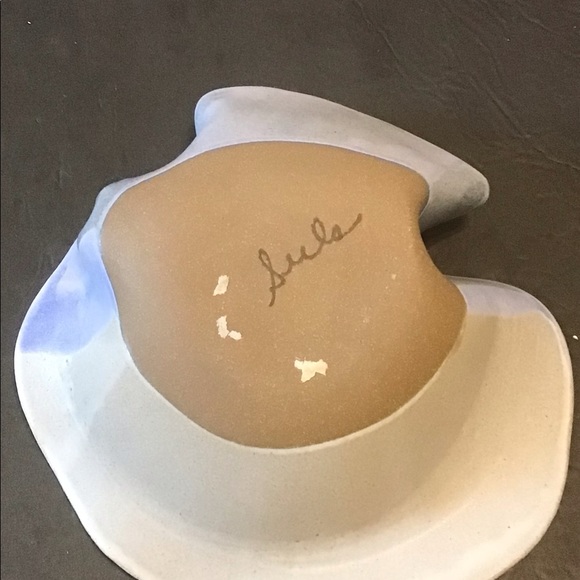 11in Handmade ornate signed stoneware dish - Picture 3 of 4